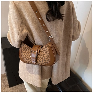 Détail du sac léopard avec bandoulière large réglable et boucle métallique chic