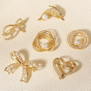 Elegant gold-plated wheat ear and butterfly zircon brooches set with pearls on beige silk