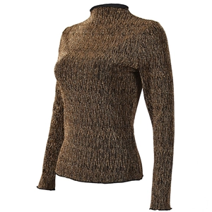 Vue détaillée de la texture du tissu plissé bronze métallisé sur le haut à manches longues
