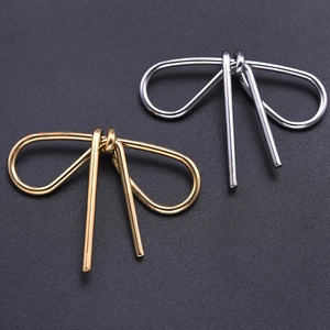 Détails macro des pendentifs nœuds en acier inoxydable 304 doré et argenté pour bijoux