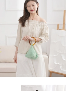 Détail du sac tissé vert menthe avec une poignée ronde en résine à texture ambrée chic