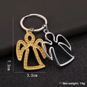 Detail of creative double angel keychain with dimensions 7.2cm by 3.2cm and weight 19g