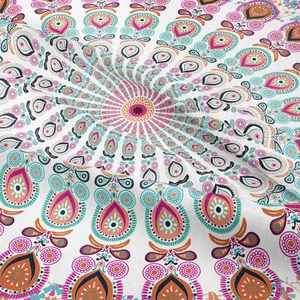Détail de la tapisserie mandala bohème avec des motifs floraux éclatants