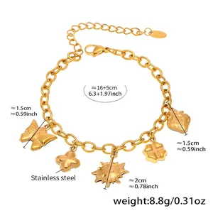 Détail du bracelet en acier inoxydable doré avec breloques papillon et soleil