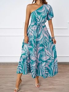 Détail de la robe longue bohème à épaule dénudée avec imprimé floral et jupon à volants