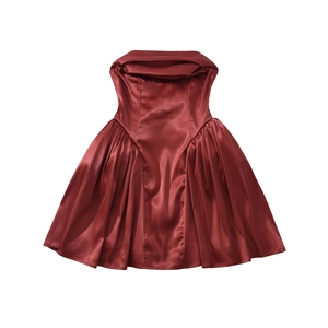 Vue à plat macro de la robe bustier en satin rouge foncé avec des détails plissés élégants