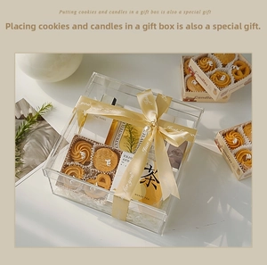 Detalle de un set de regalo de velas aromáticas con forma de galleta en caja de acrílico