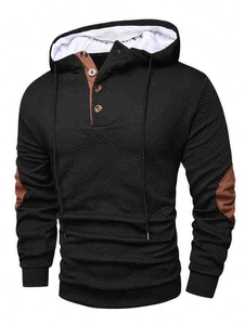 Dettaglio della felpa con cappuccio in tessuto jacquard geometrico e abbottonatura uomo