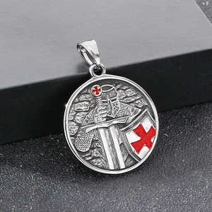 Vue détaillée du pendentif templier en argent vieilli avec croix rouge en relief