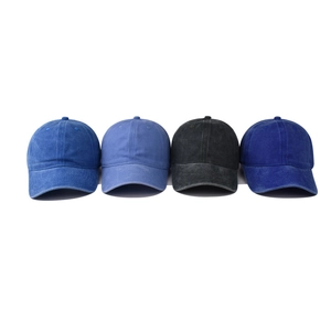 Detailopname van vier gewassen katoenen baseballcaps met vintage distressed textuur