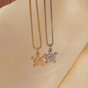Chic 18K gold plated stainless steel sea turtle pendant necklace in gold and silver