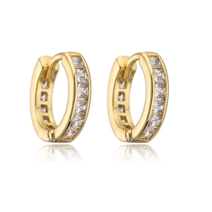 Vue macro de créoles plaquées or 18 carats avec incrustations de zircons de taille carrée