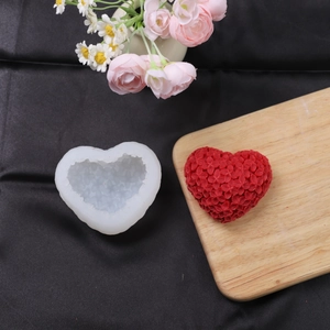 Makroansicht der Herzform aus Silikon mit Blumenmuster für DIY Kerzenherstellung