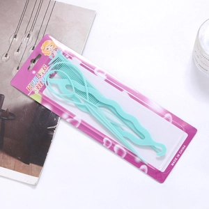 Dettaglio del kit per styling capelli celeste in confezione con pettine e forcina per capelli