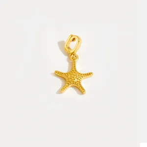Pendentif étoile de mer dorée avec texture grainée sur fond blanc, bijou en argent 925