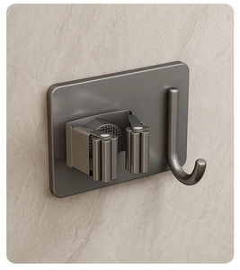 Détail du support de balai gris avec boucle à rouleau et crochet en J sur mur