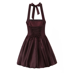 Détail de la robe en satin bordeaux avec laçage croisé style corset dans le dos nu