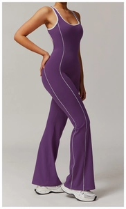 Detail des lila Yoga-Jumpsuits mit weißen Paspeln, ausgestelltem Bein und offenem Rücken