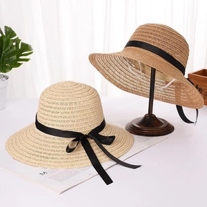 Cappello di paglia estivo da donna con design traforato e fiocco nero per la spiaggia