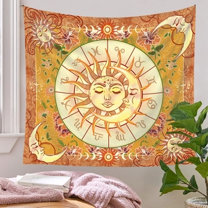 Détail d'une tapisserie zodiaque bohème avec motifs du soleil, de la lune et horoscopes