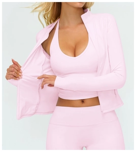 Détail de la veste de yoga rose avec poche à zip invisible et tissu brossé stretch