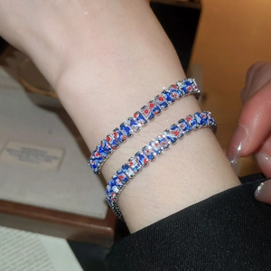 Gros plan de bracelets géométriques avec incrustations de zircon coloré sur le poignet