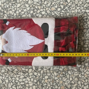 Détail de housse de chaise de Noël 30cm avec motif à carreaux rouges et broderie