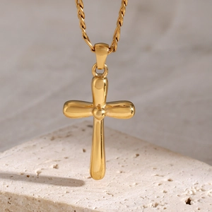 Collier croix en acier inoxydable poli 18 carats sur fond de pierre naturelle claire