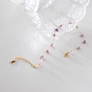 Collier luxueux en cristal violet avec perles en acier titane plaqué or 18 carats