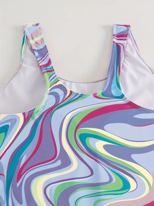Détail de l'imprimé ondulation d'eau coloré sur maillot de bain une pièce avec col en U