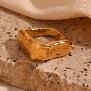 Vue détaillée d'une bague géométrique carrée en acier inoxydable plaqué or 18 carats