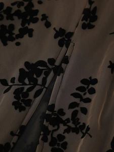 Vue macro de l'imprimé floral dévoré sur tulle montrant la texture et les détails