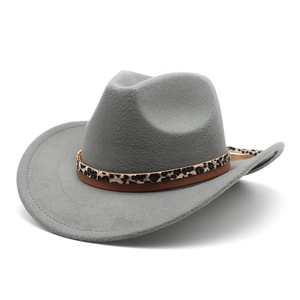 Détail du chapeau de cowboy en feutre gris avec ruban léopard et bordure en cuir brun