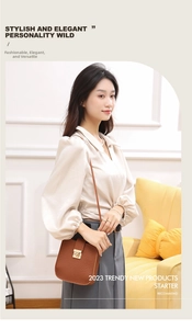Petit sac carré marron à grain de litchi avec boucle dorée porté par un mannequin