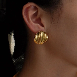 Fashionable gold pleated round earrings in titanium steel with a high-shine metallic finish
