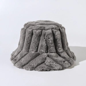 Détail du chapeau bob en fausse fourrure grise avec texture ondulée et fibres douces en peluche