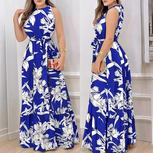 Robe longue imprimé floral bleu et blanc avec col licou, ceinture et ourlet à volants