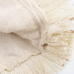 Robe bohème sans manches à col en V en lin beige avec des détails de franges