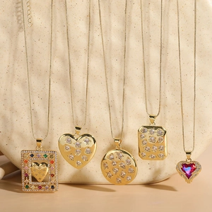 Colliers plaqués or 14K avec pendentifs géométriques en cœur et zircon sur fond beige