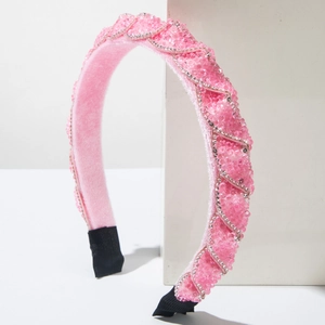 Dettaglio del cerchietto in velluto con paillettes rosa e perline argentate