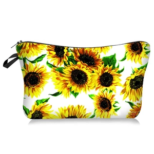 Vue de face d'une trousse de toilette blanche avec imprimé tournesols et fermeture éclair