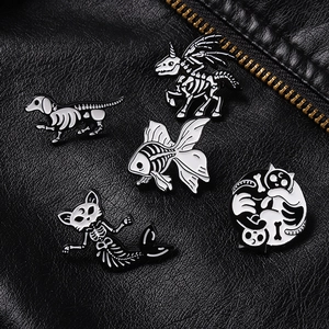 Détail de badges en émail en forme de squelette épinglés sur une veste en cuir noir