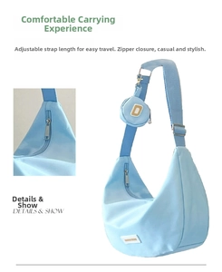 Borsa a mezzaluna in nylon azzurro con tracolla larga e piccolo portamonete coordinato