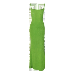 Détail du tissu en maille côtelée vert lime et coupe ajustée d'une robe longue