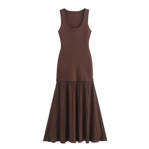 Elegante abito midi senza maniche in maglia marrone con gonna a pieghe fini