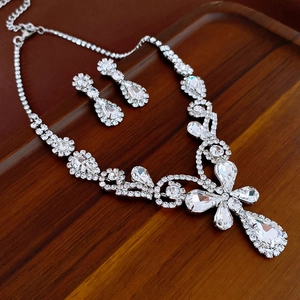 Vista dettagliata del set di gioielli in argento con strass a fiori e farfalle