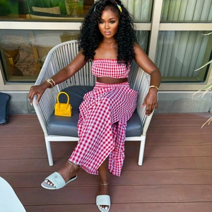 Details des rot-weißen Gingham-Sets mit gesmoktem Crop-Top und Maxirock mit hohem Beinschlitz