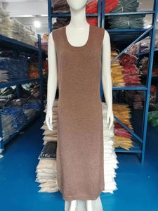 Détail d'une robe longue sans manches en tricot marron avec une encolure ronde texturée chic