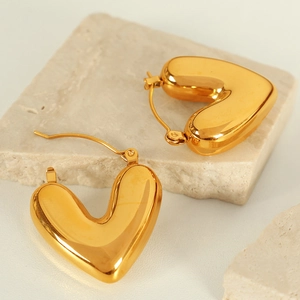 Boucles d'oreilles cœur dorées classiques en forme de C avec finition miroir poli sur pierre