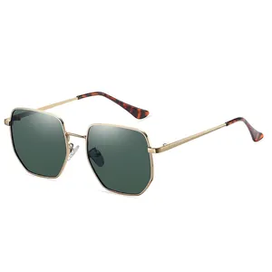 Occhiali da sole vintage con montatura poligonale in metallo dorato e lenti scure con punte